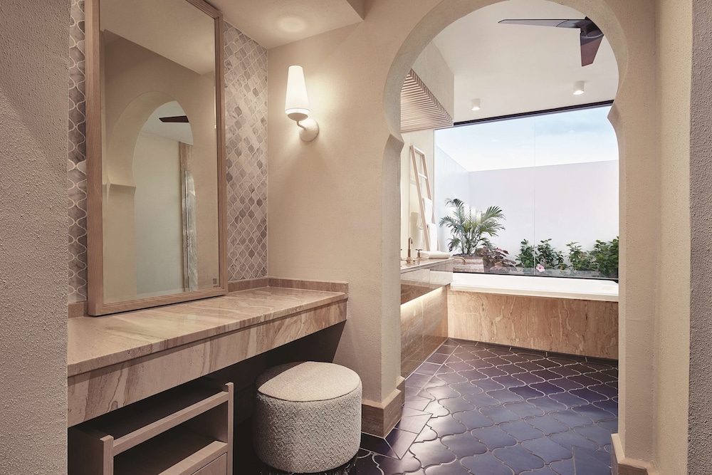 Junior Suite, Beachfront (king)