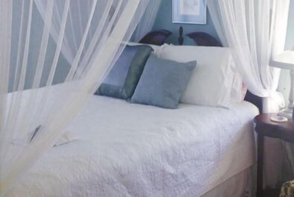 Standard Room, 1 Queen Bed, Shared Bathroom