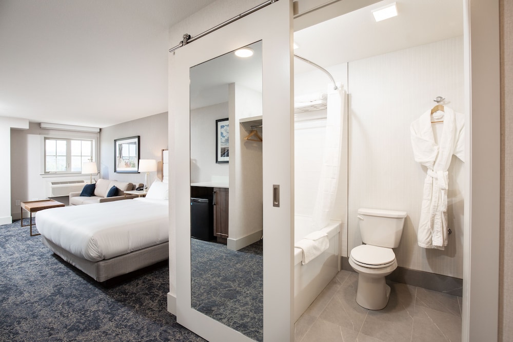 Deluxe Room, 1 King Bed, Balcony photo 1