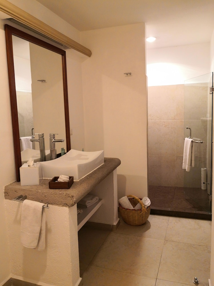 Deluxe Twin Queen Private Room Ensuite photo 3