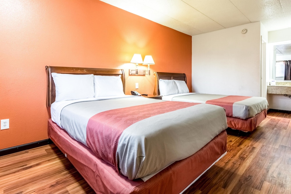 Standard Room, 2 Double Beds, Accessible, Smoking - Photo 2