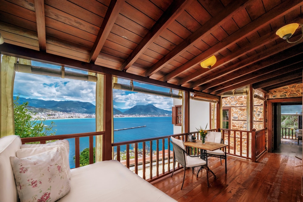 Honeymoon Suite, Sea View
