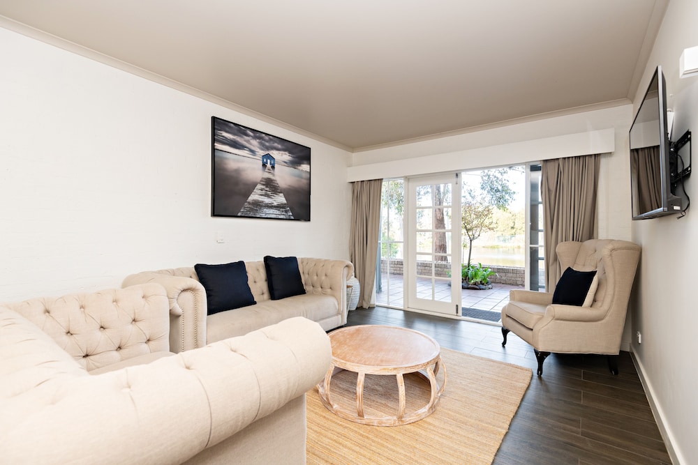 Signature Suite, 2 Bedrooms, Jetted Tub, Lake View, Free Wi-Fi & Parking