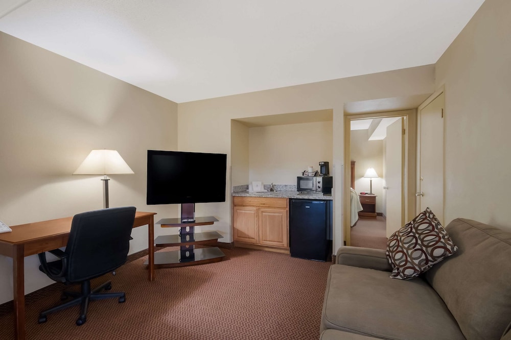 Suite, 1 King Bed, Non Smoking - Photo 3