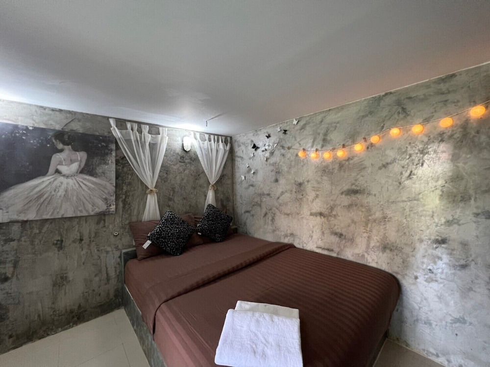 Deluxe Room, 1 Queen Bed - Photo 1