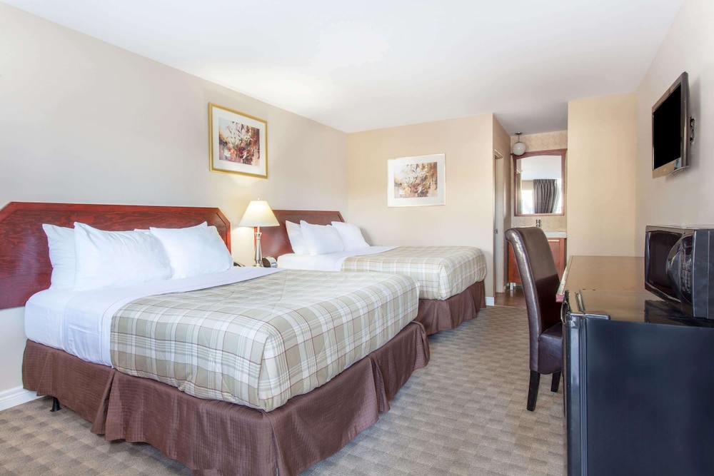 Standard Room, 2 Queen Beds, Non Smoking - Photo 1
