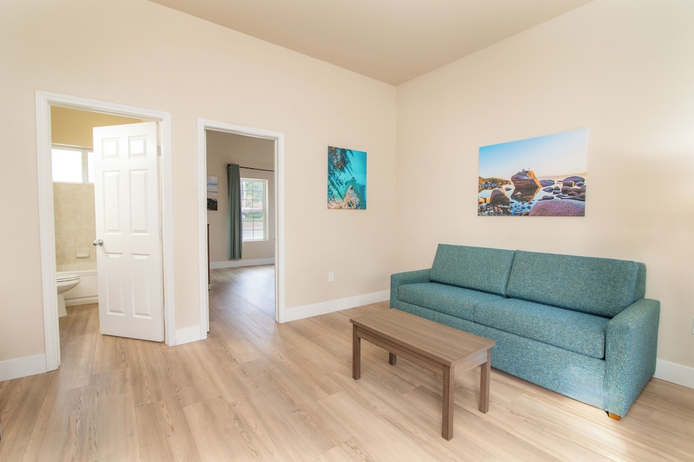 Deluxe Studio Suite, 1 King Bed, Refrigerator & Microwave, Garden View photo 1
