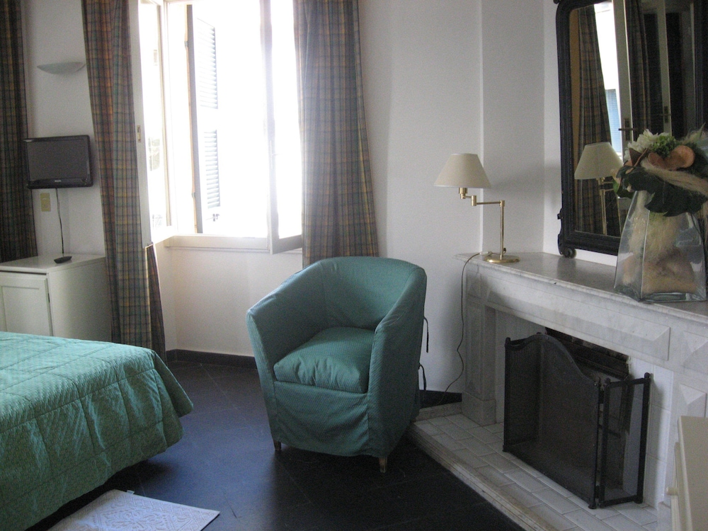 Classic Double or Twin Room, Non Smoking, Corner photo 1