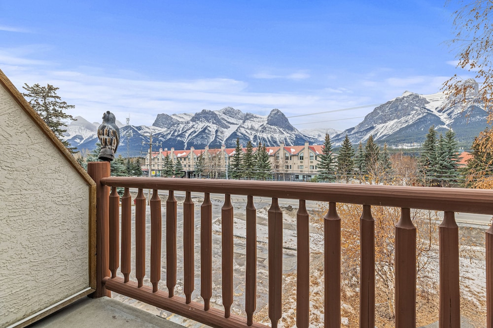 Standard Double Room, 2 Queen Beds, Balcony, Mountain View photo 3