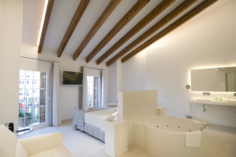 Junior Suite, 1 Queen Bed, Hot Tub, City View
