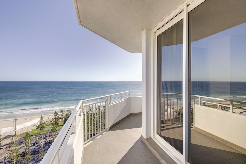 Sunset Oceanview Corner Room photo 3