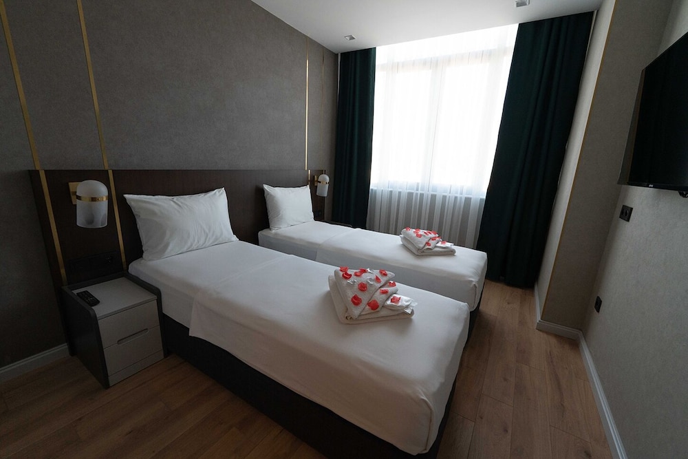 Superior Room, 1 Queen Bed, Partial Sea View photo 1