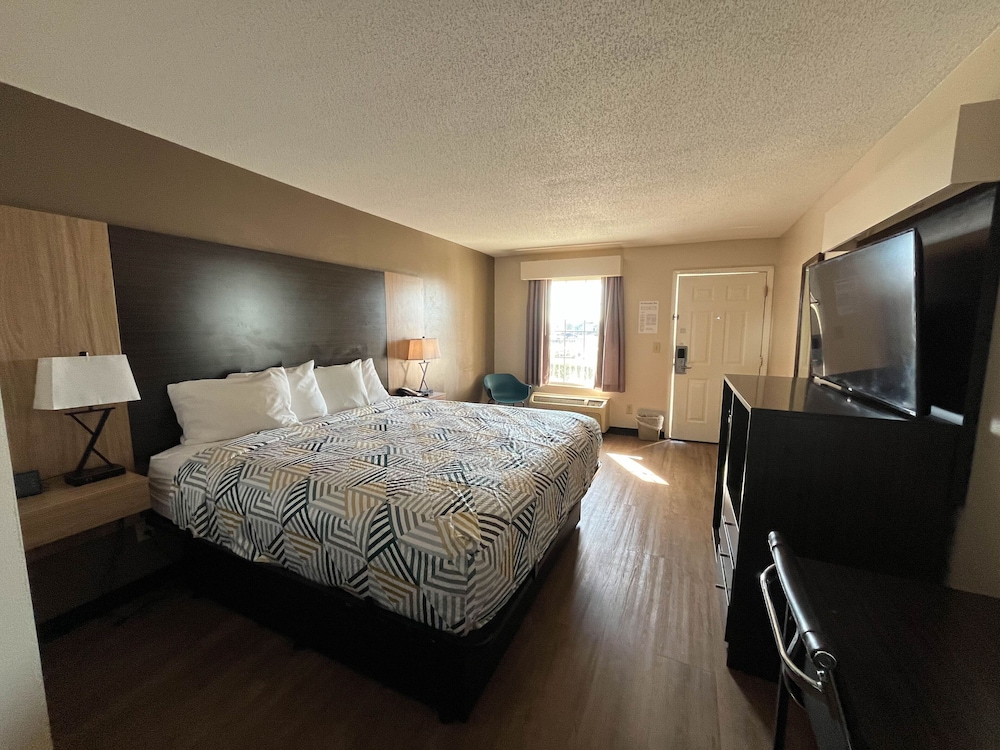 Deluxe Room, 1 King Bed, Non Smoking photo 2