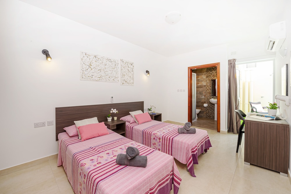 Apartment, 3 Bedrooms, Terrace photo 3