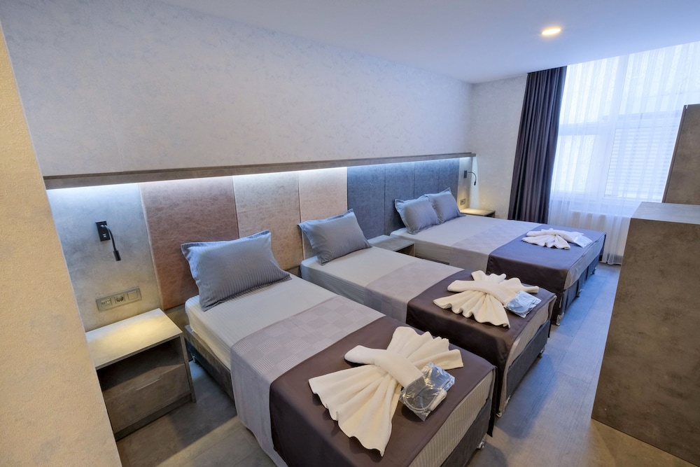 Standard Quadruple Room, Multiple Beds, Non Smoking photo 1