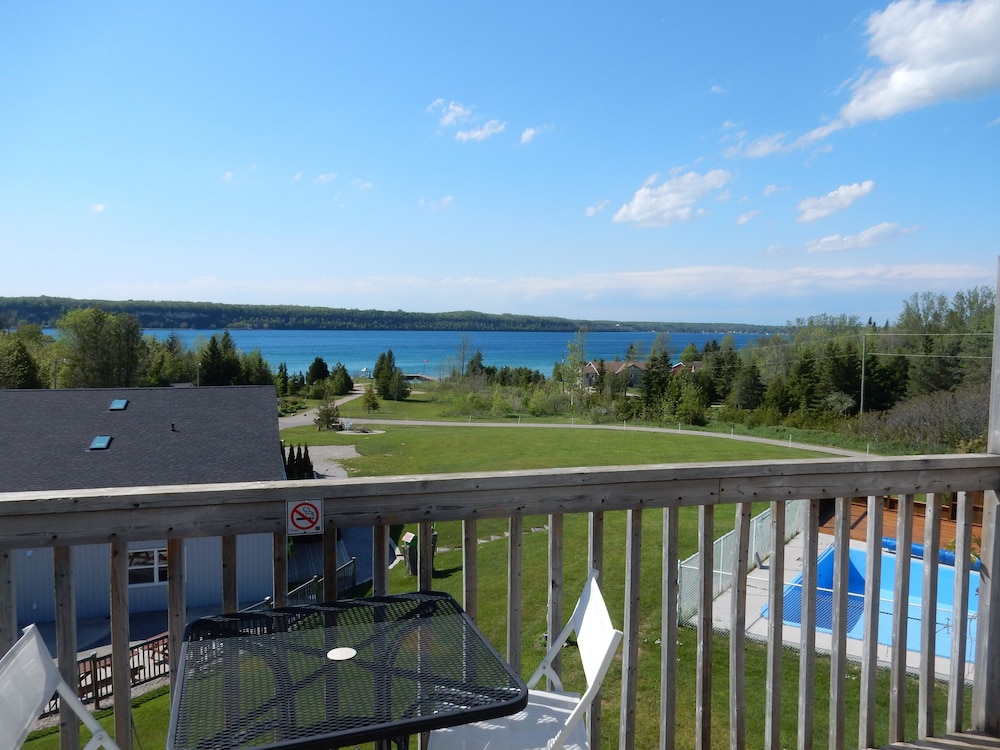 Deluxe Room, 1 Queen Bed, Jetted Tub, Lake View photo 3