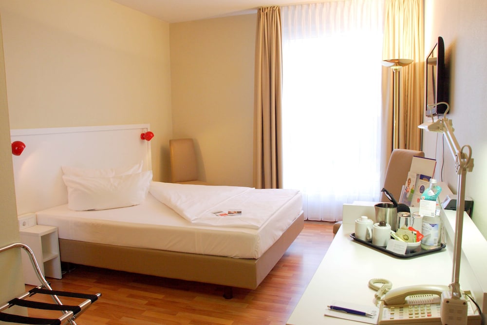 Standard Room, 1 Queen Bed (14sqm, Free Wifi) photo 1