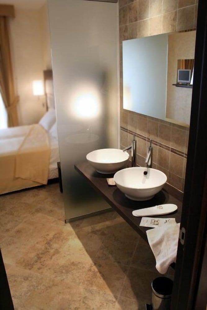 Classic Double Room Single Use photo 3