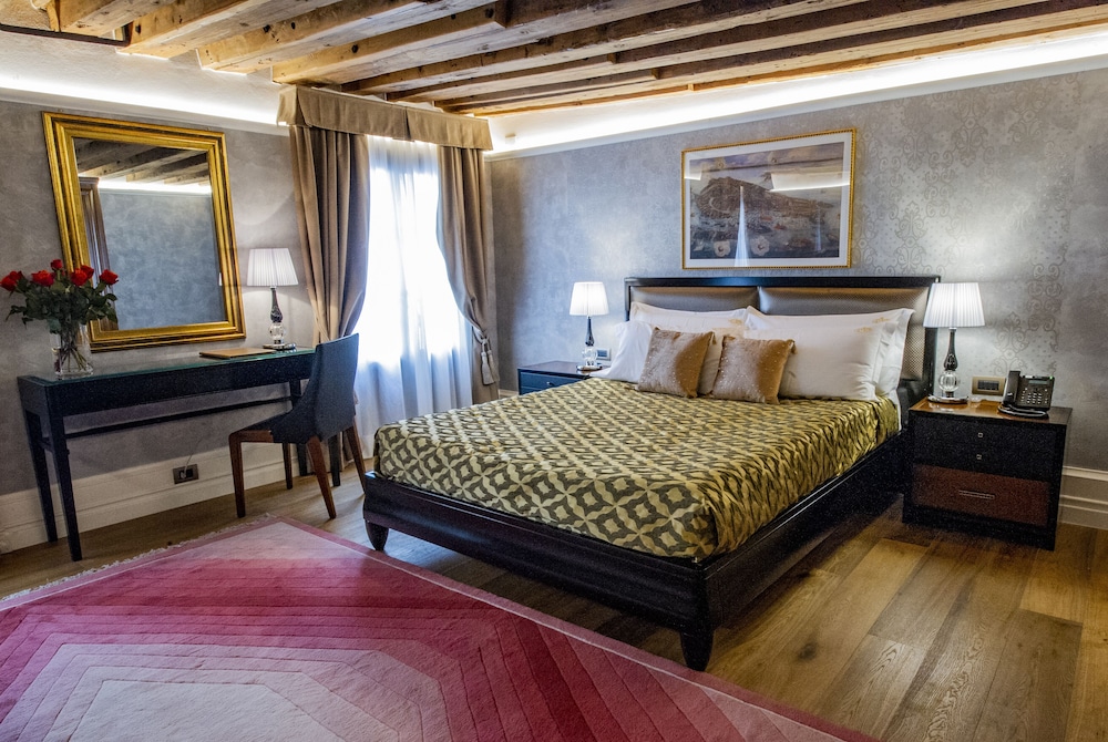 Deluxe Double Room, 1 King Bed with Sofa bed, Canal View (San Salvador) photo 2