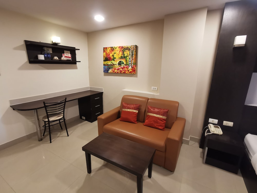 Deluxe Double or  Twin with Breakfast and Airport Transfer - Photo 15