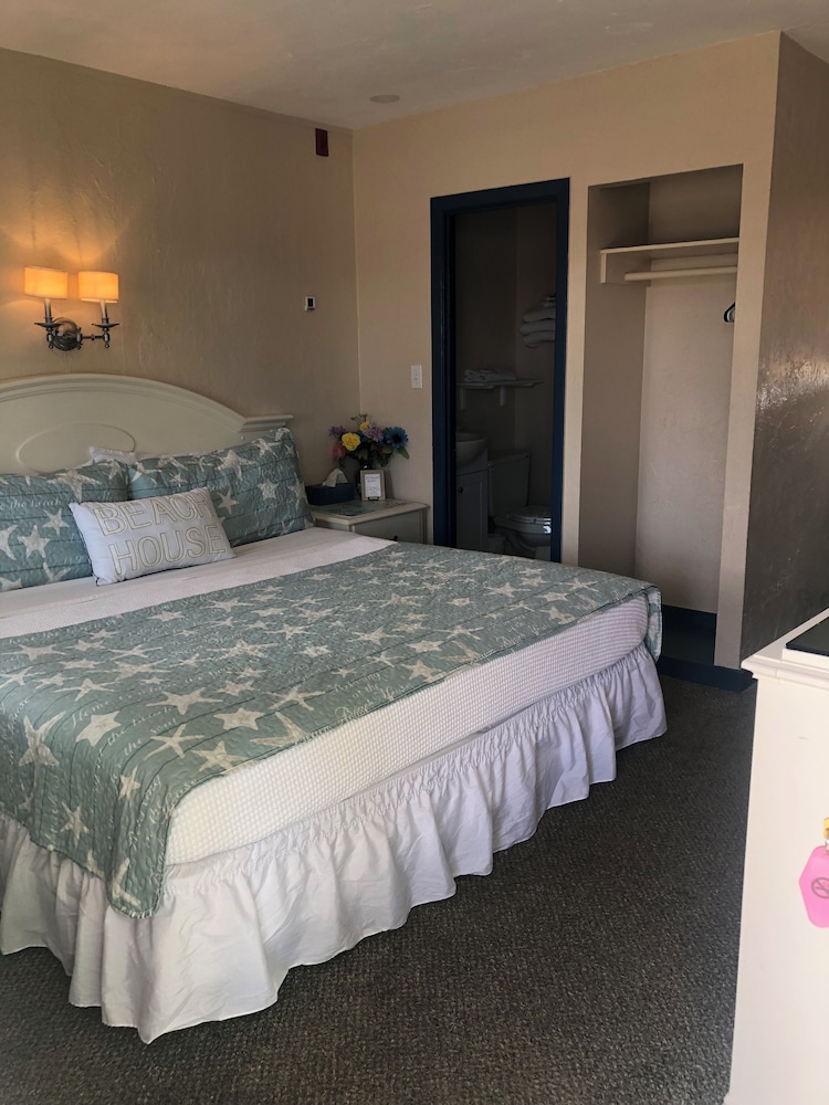 Standard Room, 1 King Bed photo 2