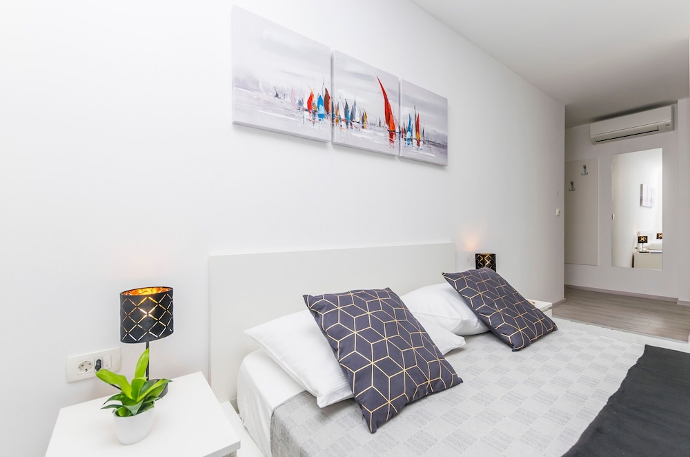 Room (S1) - Photo 1
