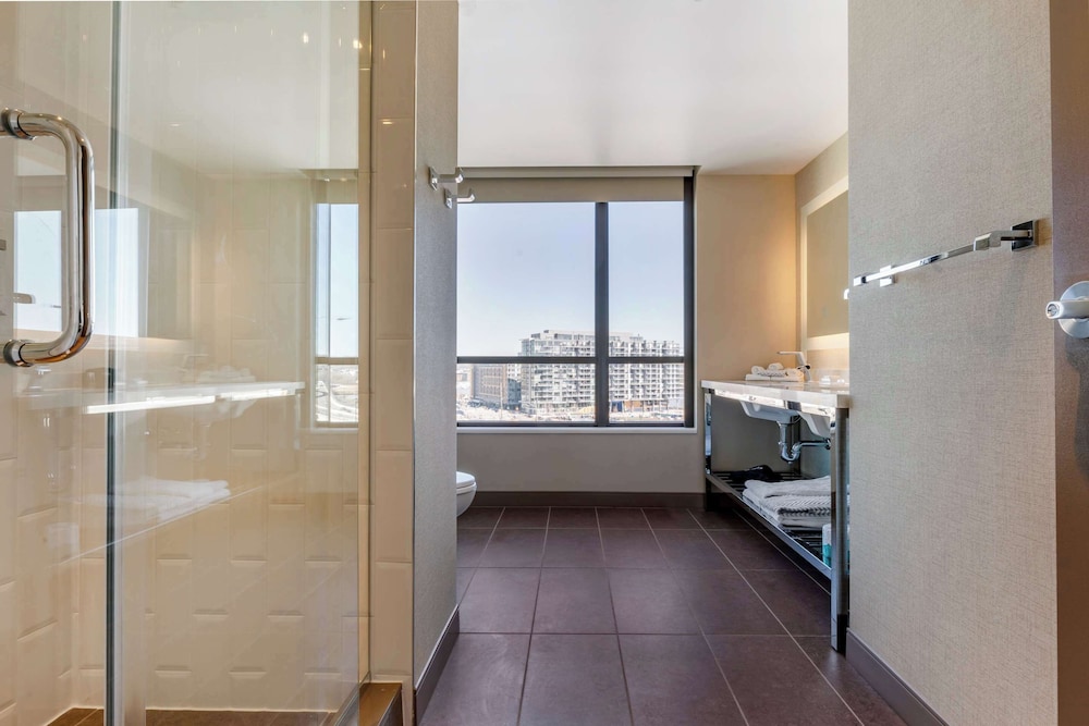 Executive Suite, 1 King Bed with Sofa bed, Non Smoking - Photo 3