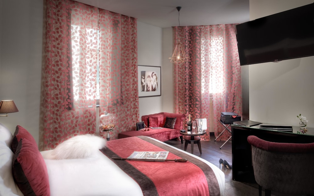Junior Suite, 1 Queen Bed, Non Smoking - Photo 1
