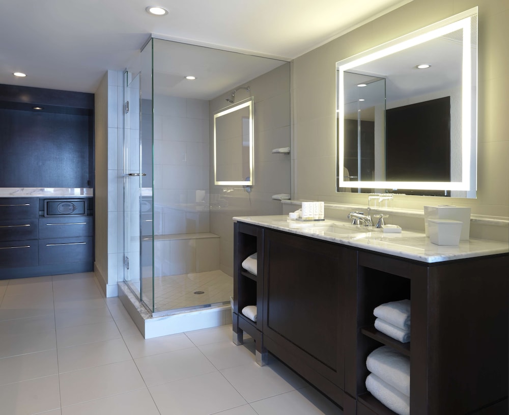 Deluxe Suite, 1 King Bed, Oceanfront - Photo 8