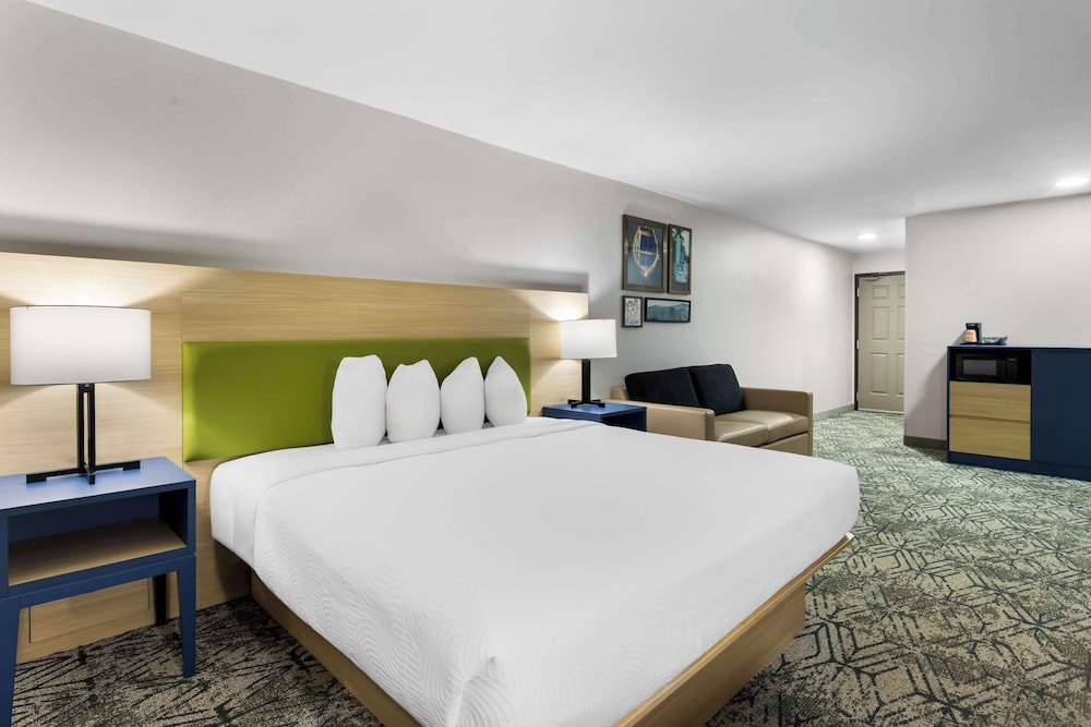 Suite, Multiple Beds, Non Smoking - Photo 7