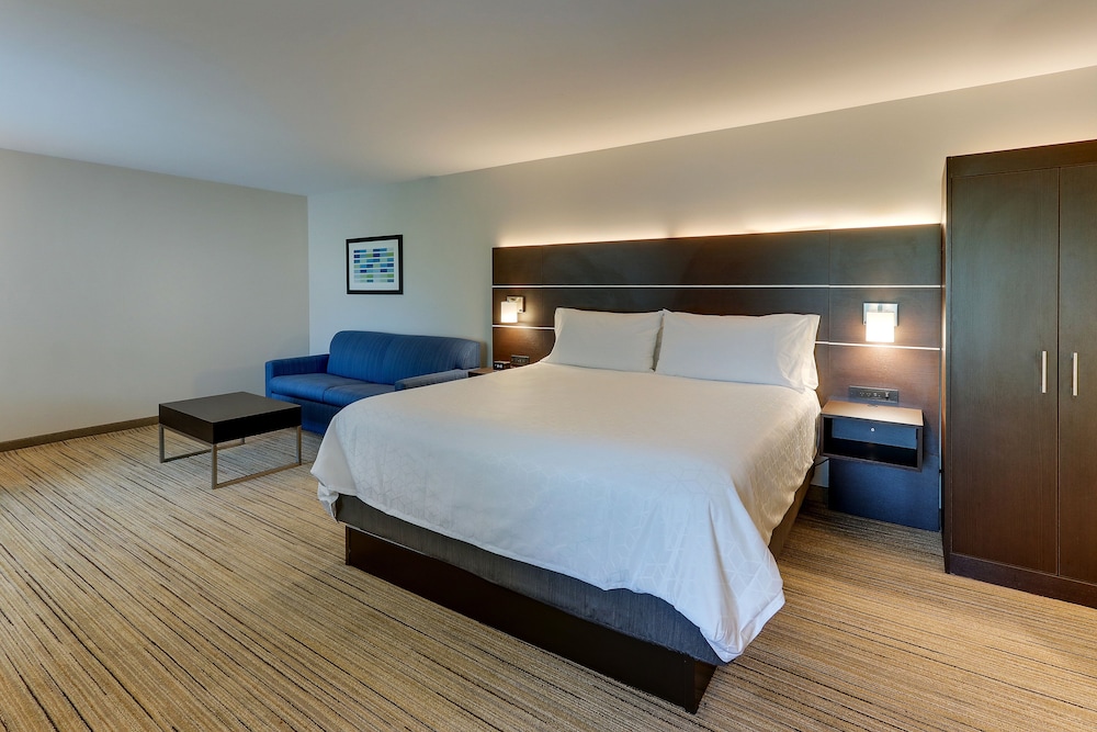Suite, 1 King Bed, Accessible (Communication, Accessible Tub) - Photo 4