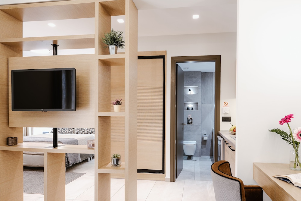 Luxury Suite - Photo 12