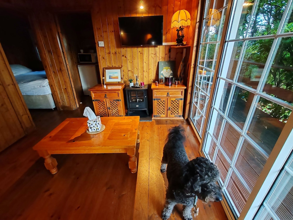 Traditional Cabin, Private Bathroom, Garden View (Tiny Rustic) thumbnail 6