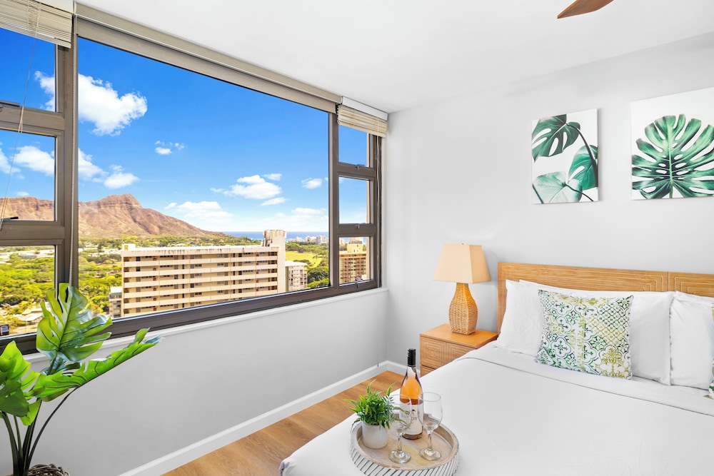 Diamond Head and Ocean views with King Bed and Parking: Condo, 1 Bedroom, Ocean View (0095) photo