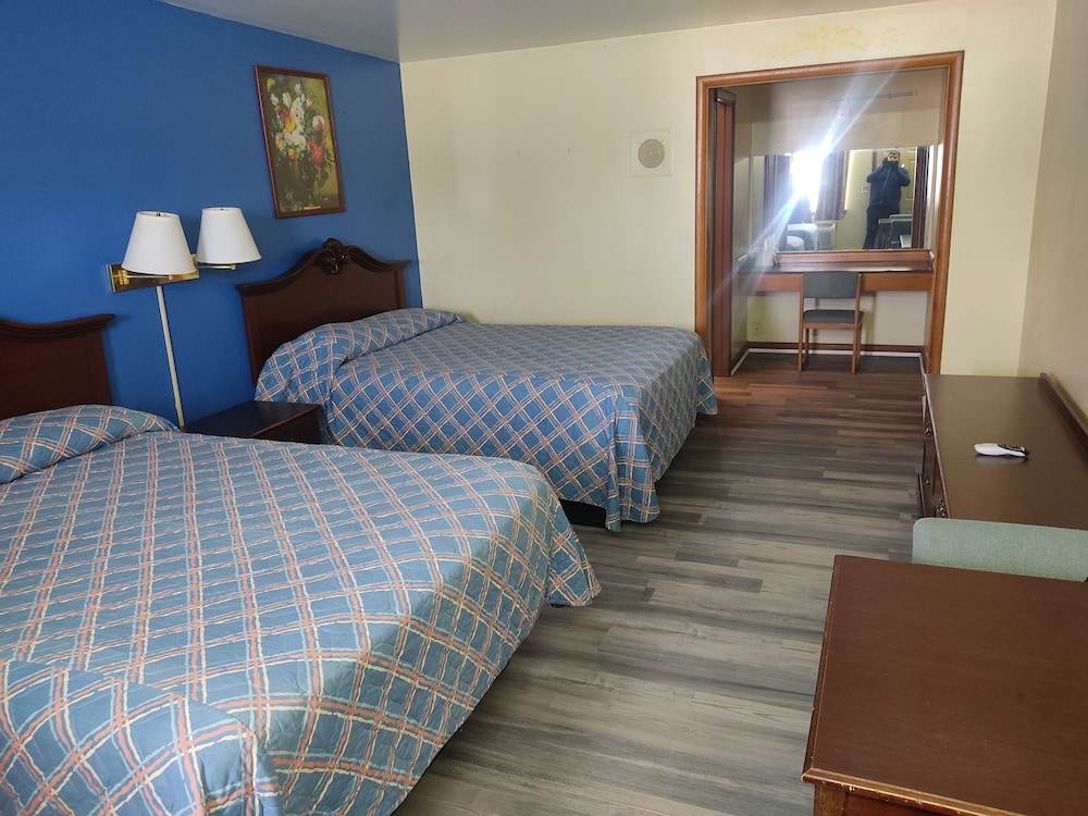 Standard Room, 2 Queen Beds photo 3