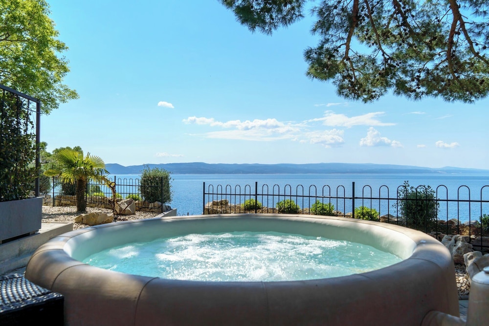 Deluxe Apartment, 1 Bedroom, Hot Tub, Ocean View photo 3