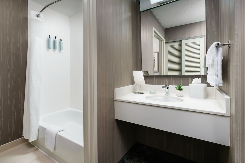 Room, 2 Queen Beds, Balcony - Photo 5