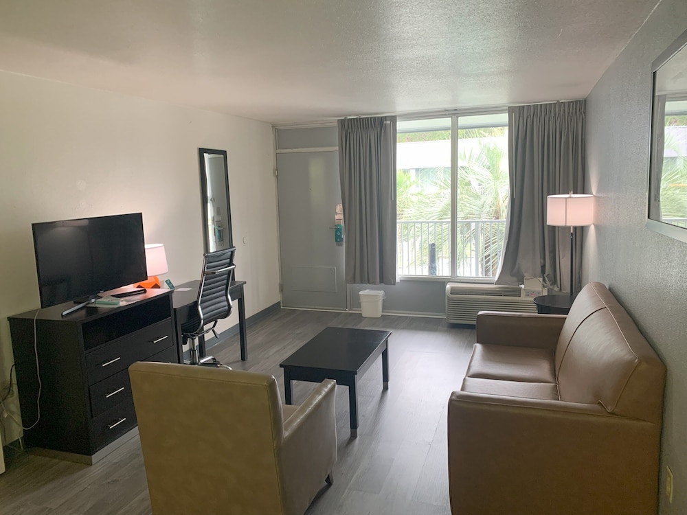 Suite, Multiple Beds, Non Smoking - Photo 8