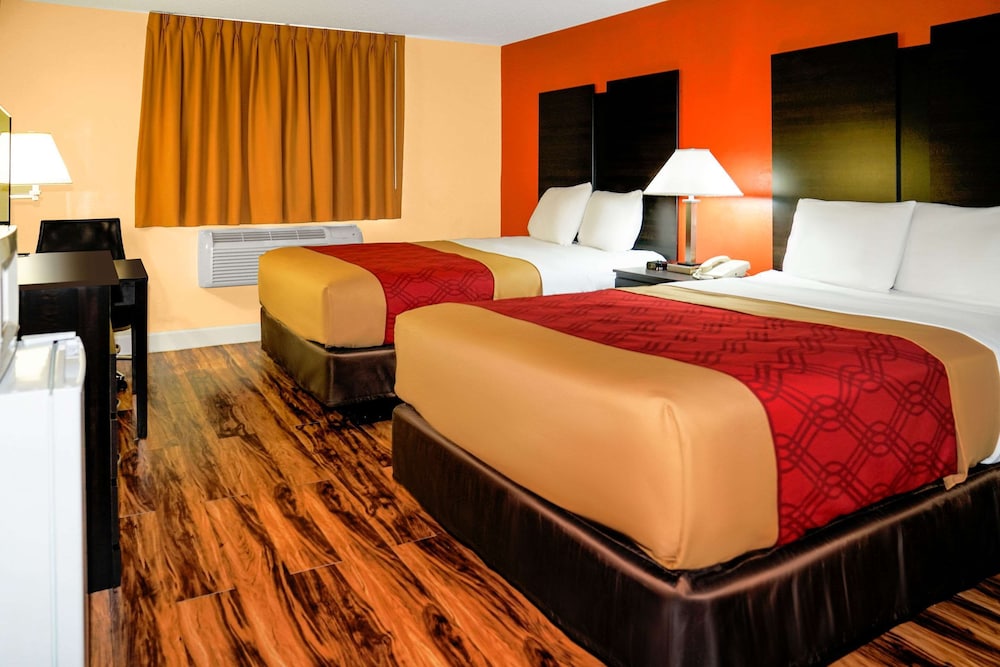 Standard Room, 2 Double Beds, Smoking - Photo 1