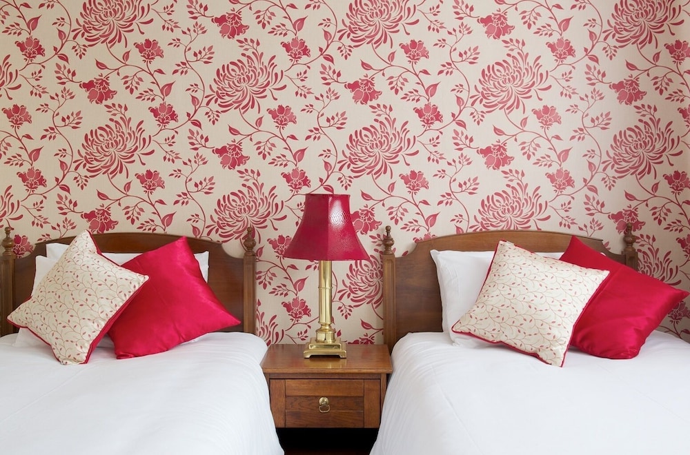 Classic Twin Room, Ensuite photo 3