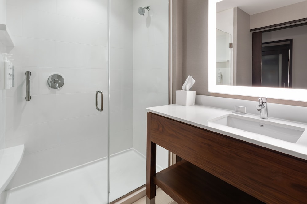 Suite, 1 King Bed, Refrigerator & Microwave (Wet bar) thumbnail 5