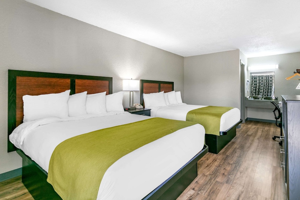 Standard Room, 2 Queen Beds, Non Smoking - Photo 1
