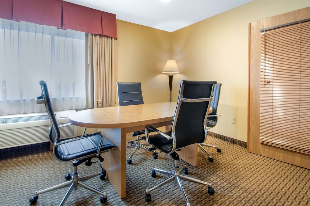 Suite, Multiple Beds, Non Smoking - Photo 2