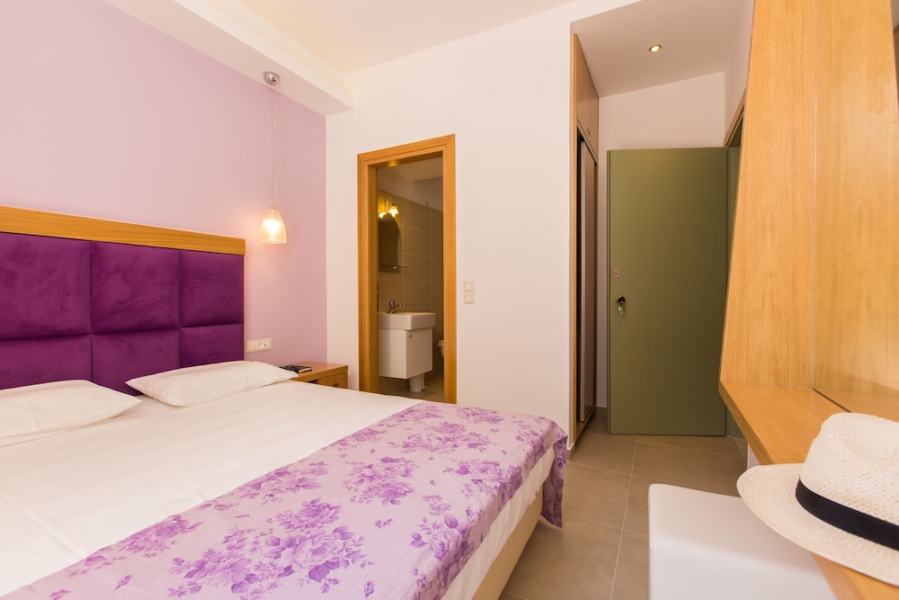 Superior Double Room thumbnail 6