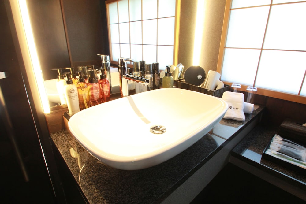 One-Bed Suite with Private Open-air Bath (Japanese Cypress Bath) photo 2