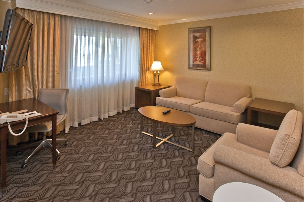 Suite, 1 King Bed, Non Smoking - Photo 3