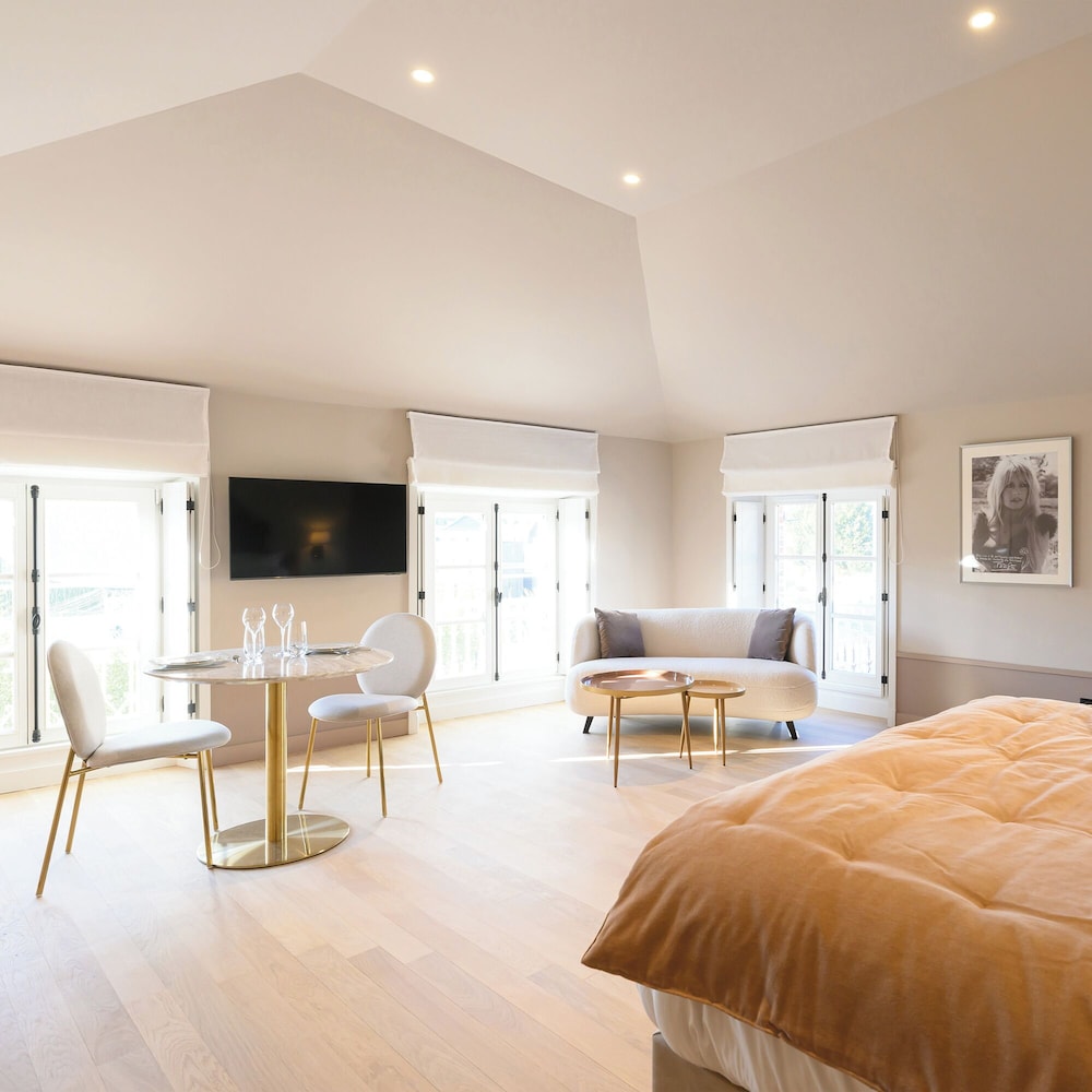 Superior Suite, 1 King Bed, Kitchen, City View photo 3