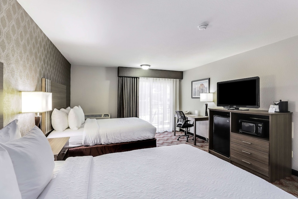 Suite, 2 Queen Beds, Non Smoking, Refrigerator & Microwave (with Sofabed) - Photo 2