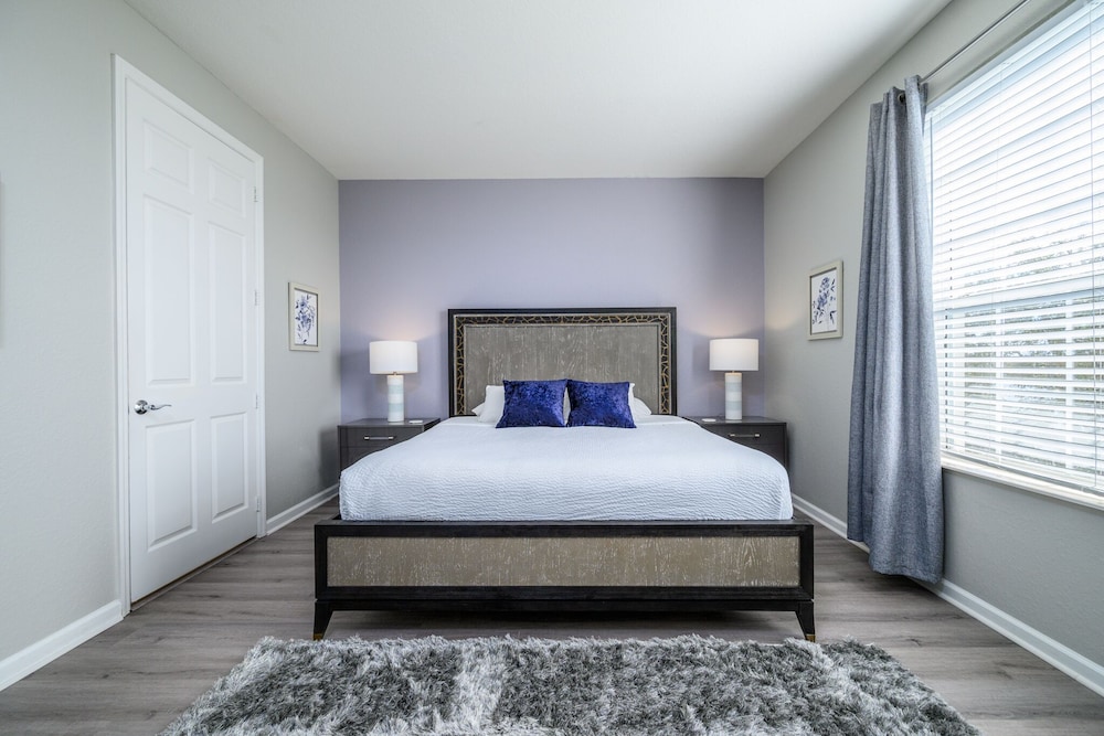 Premier Condo, 3 Bedrooms, Non Smoking, Lake View