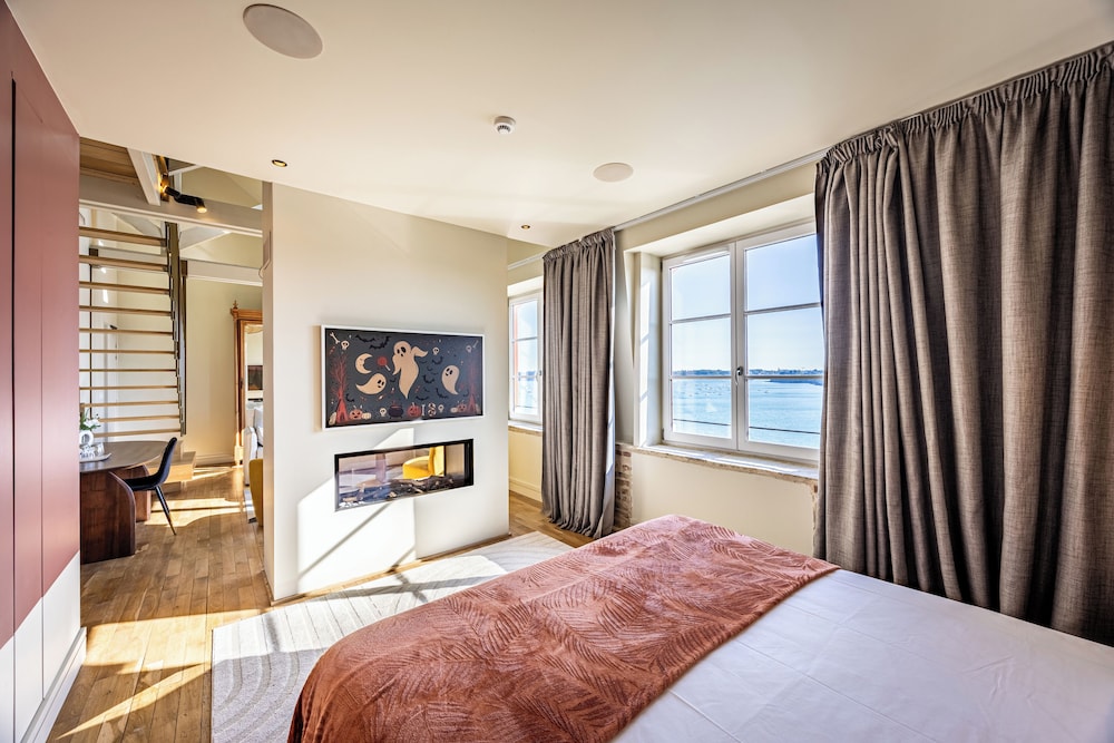 Luxury Suite, Multiple Beds, Sea View